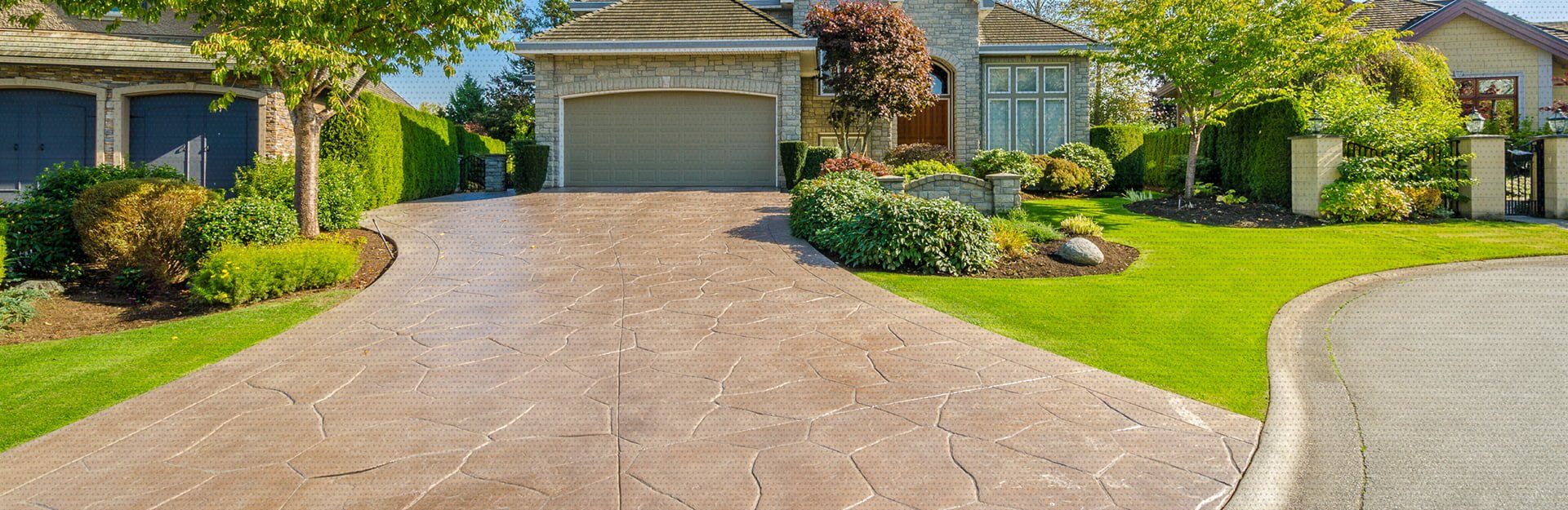 An amazing design done by AM Contracting on a residential driveway that makes the driveway stand out more than ever for a residential home.